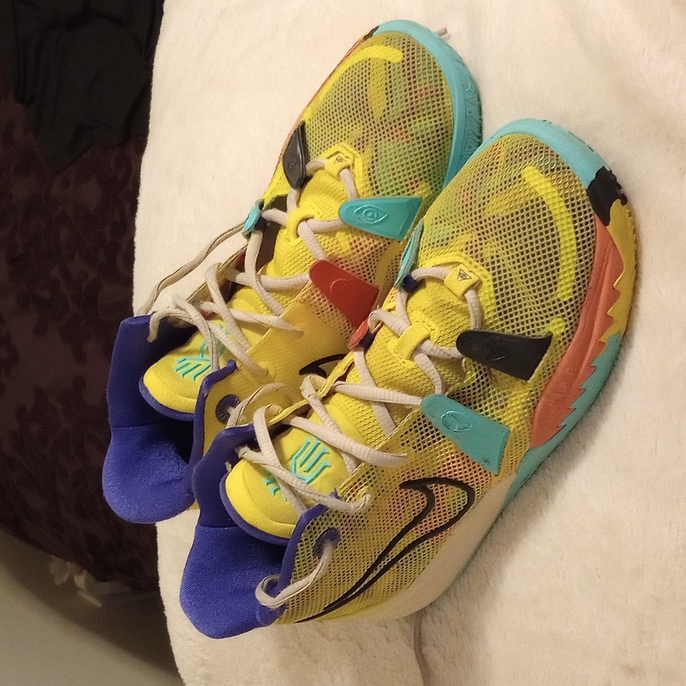 Kyrie Irving youth basketball shoes